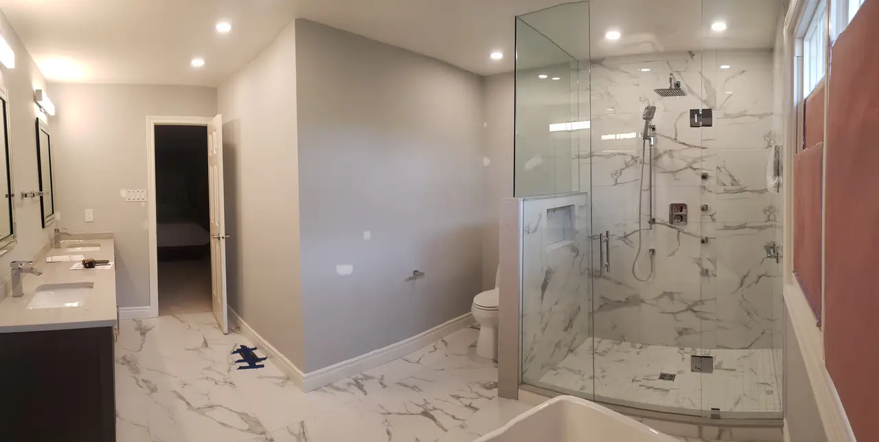 Glass shower ensuite by MATCON INC.